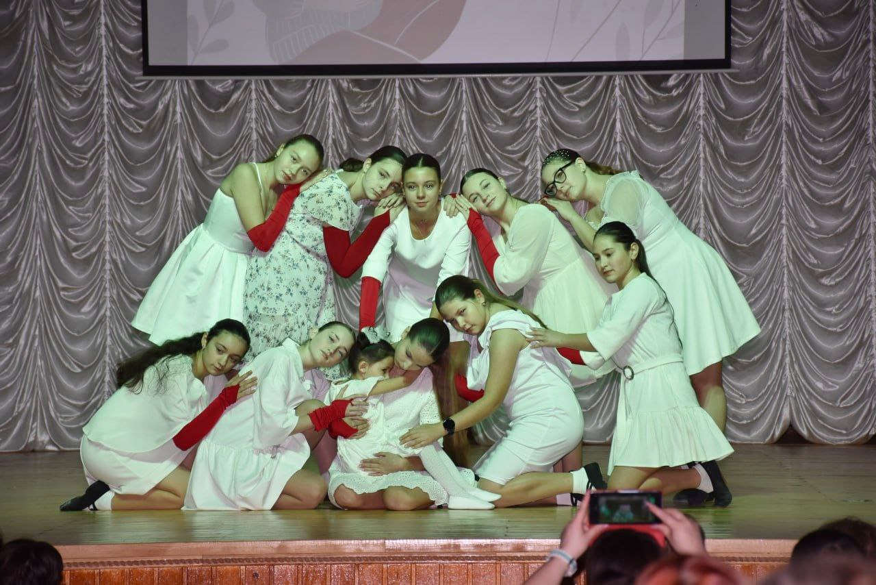 О МАМЕ С ЛЮБОВЬЮ.... На днях в Каменском районном Доме культуры состоялся праздничный концерт «Свет материнства — свет любви», посвящённый Дню матери О МАМЕ С ЛЮБОВЬЮ.... На днях в Каменском районном Доме культуры состоялся праздничный концерт «Свет материнства — свет любви», посвящённый Дню матери