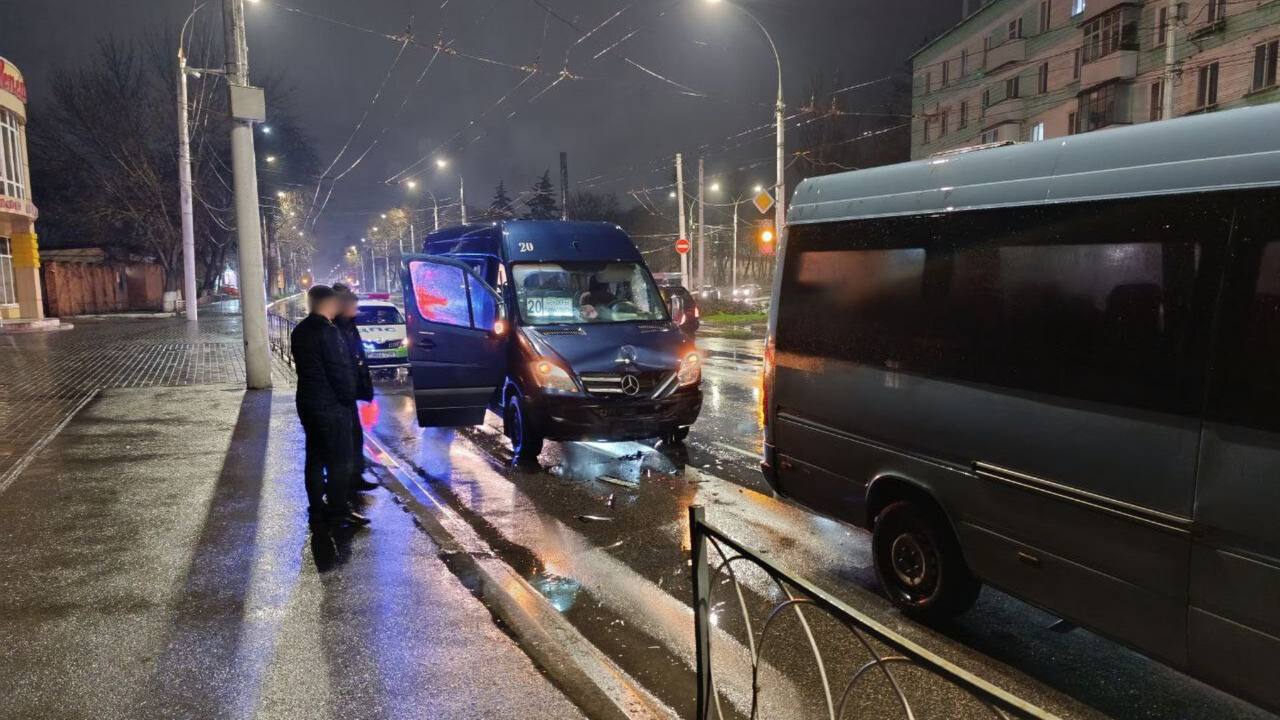 ДТП: пешеход в реанимации, две маршрутки повреждены ДТП: пешеход в реанимации, две маршрутки повреждены