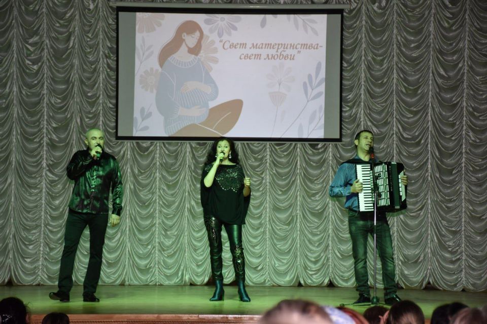 О МАМЕ С ЛЮБОВЬЮ.... На днях в Каменском районном Доме культуры состоялся праздничный концерт «Свет материнства — свет любви», посвящённый Дню матери О МАМЕ С ЛЮБОВЬЮ.... На днях в Каменском районном Доме культуры состоялся праздничный концерт «Свет материнства — свет любви», посвящённый Дню матери