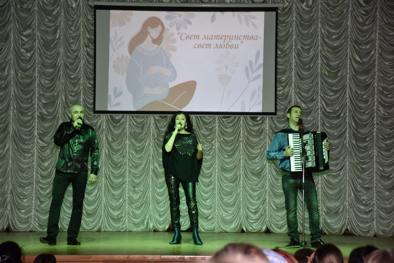 О МАМЕ С ЛЮБОВЬЮ.... На днях в Каменском районном Доме культуры состоялся праздничный концерт «Свет материнства — свет любви», посвящённый Дню матери О МАМЕ С ЛЮБОВЬЮ.... На днях в Каменском районном Доме культуры состоялся праздничный концерт «Свет материнства — свет любви», посвящённый Дню матери