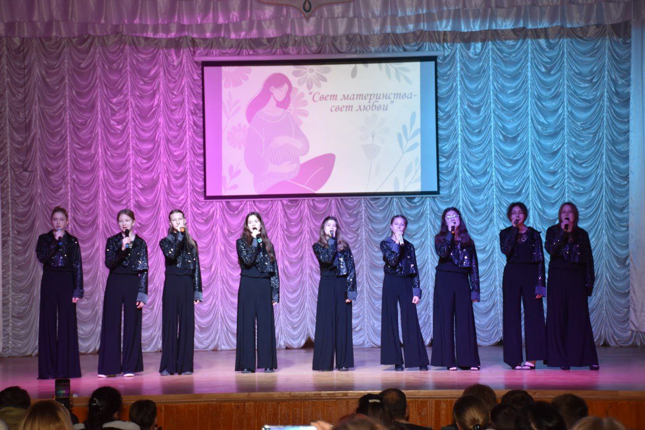 О МАМЕ С ЛЮБОВЬЮ.... На днях в Каменском районном Доме культуры состоялся праздничный концерт «Свет материнства — свет любви», посвящённый Дню матери О МАМЕ С ЛЮБОВЬЮ.... На днях в Каменском районном Доме культуры состоялся праздничный концерт «Свет материнства — свет любви», посвящённый Дню матери