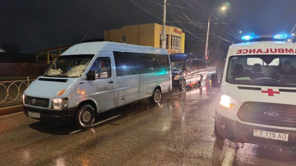 ДТП: пешеход в реанимации, две маршрутки повреждены ДТП: пешеход в реанимации, две маршрутки повреждены