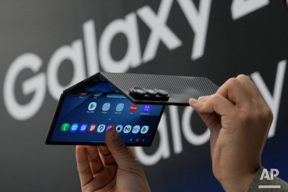 Samsung ���������� ���� ������ �������������� ����� �������� Galaxy Z TriFold