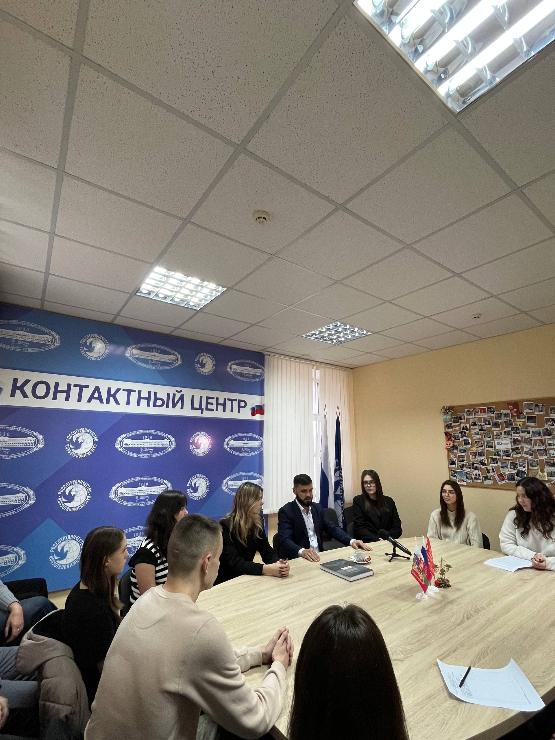 В Контактном центре ПГУ им. Т.Г. Шевченко при взаимодействии с Россотрудничеством прошла встреча с руководителем движения «Наследники Побед» Родионом Романовым. Поводом стал День Неизвестного солдата В Контактном центре ПГУ им. Т.Г. Шевченко при взаимодействии с Россотрудничеством прошла встреча с руководителем движения «Наследники Побед» Родионом Романовым. Поводом стал День Неизвестного солдата