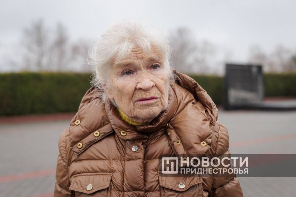 В День Неизвестного Солдата на тираспольском Мемориале Славы возлагала цветы и Татьяна Поято – бывшая узница концлагеря «Дулаг-150» в посёлке Идрица В День Неизвестного Солдата на тираспольском Мемориале Славы возлагала цветы и Татьяна Поято – бывшая узница концлагеря «Дулаг-150» в посёлке Идрица