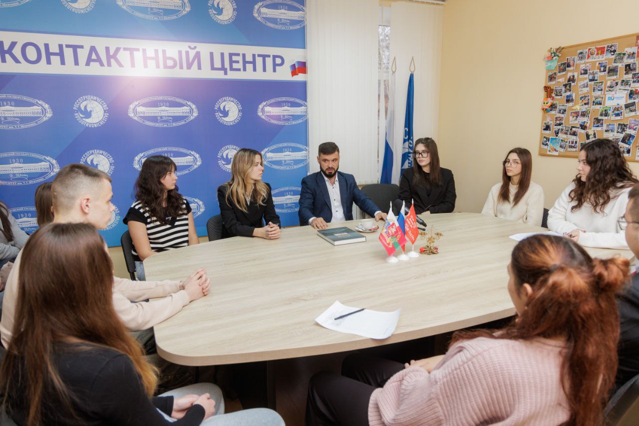 Студенты ПГУ встретились с руководителем исполкома движения «Наследники Побед» Родионом Романовым