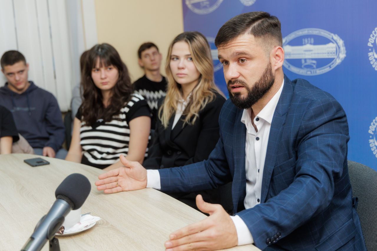 Студенты ПГУ встретились с руководителем исполкома движения «Наследники Побед» Родионом Романовым Студенты ПГУ встретились с руководителем исполкома движения «Наследники Побед» Родионом Романовым
