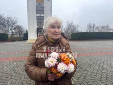Сегодня совет ветеранов и активисты движения «Волонтёры Победы» возложили цветы к памятному знаку в Тирасполе