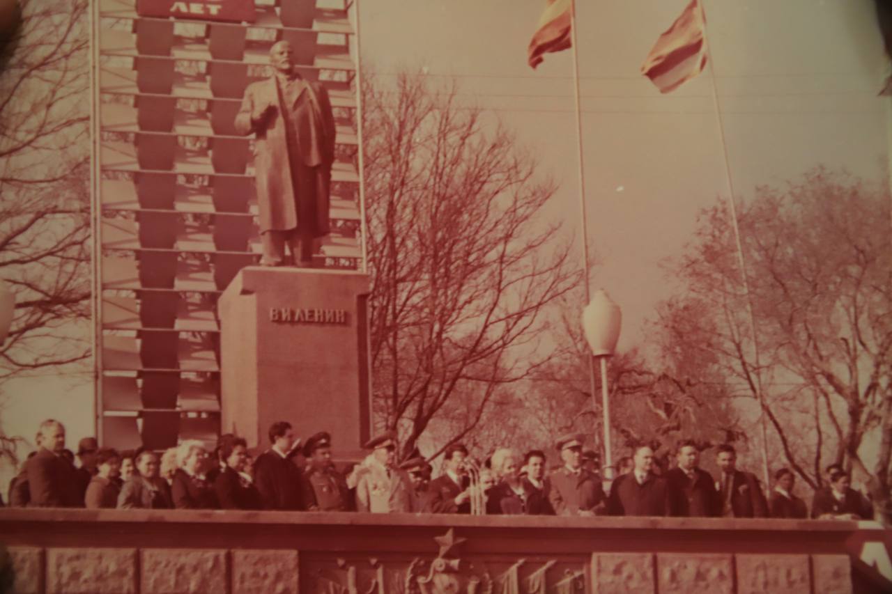 Фото – 12 апреля 1974-го. Виктор Горбатко – на площади Суворова Фото – 12 апреля 1974-го. Виктор Горбатко – на площади Суворова