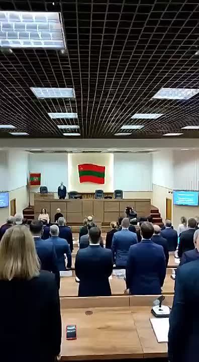 Под гимн республики началась первая сессия Верховного Совета VIII созыва