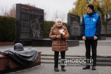 В День Неизвестного Солдата на тираспольском Мемориале Славы возлагала цветы и Татьяна Поято – бывшая узница концлагеря «Дулаг-150» в посёлке Идрица