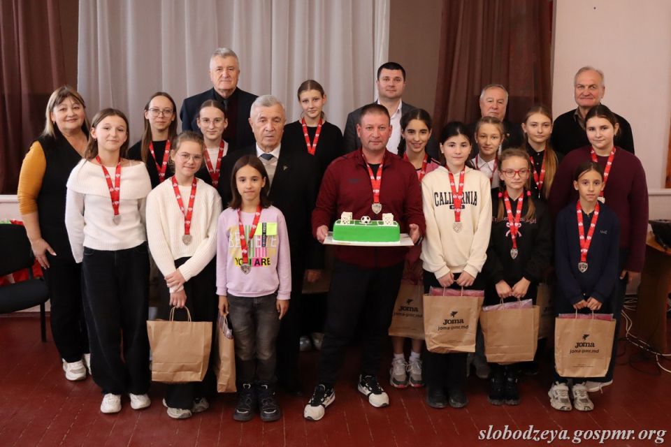 Команда девочек «Атлетик-Слободзея» из Ближнего Хутора стала серебряным призером детско-юношеского чемпионата Молдовы по футболу