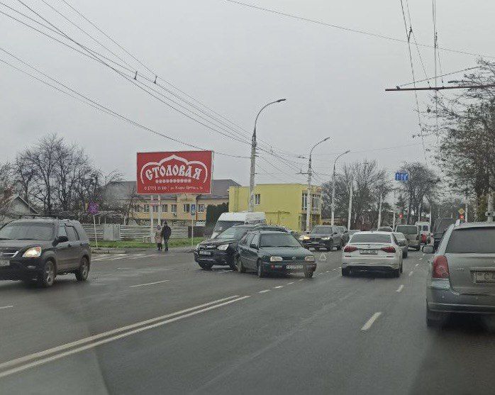 Две машины столкнулись на Бородинке и перегородили одну полосу в сторону Бендер