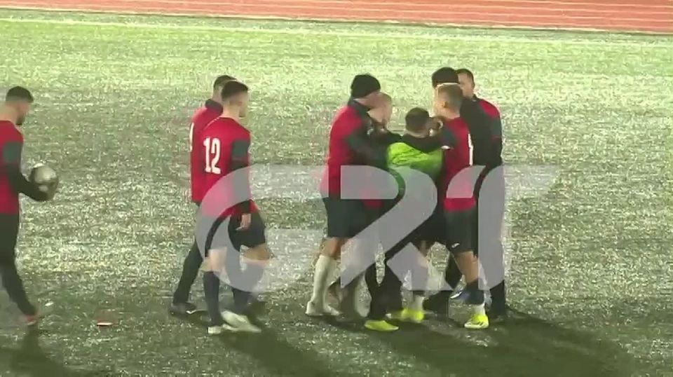 Финал чемпионата Гагаузии закончился разборками с судьёй: вратарь кинул мяч в голову судьи из-за пенальти