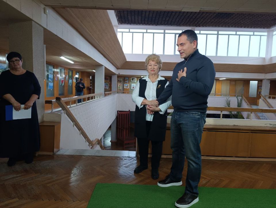 «Мне есть о чём рассказать миру» — так называется авторская выставка, открывшаяся на третьем этаже центральной городской библиотеки «Мне есть о чём рассказать миру» — так называется авторская выставка, открывшаяся на третьем этаже центральной городской библиотеки