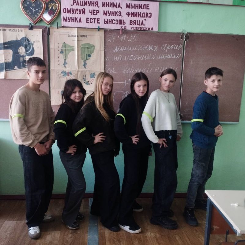 Трудовик из слободзейской школы на открытом уроке сделал светоотражающие браслеты для восьмиклассников