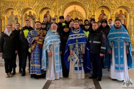 Служба и вера. Сотрудники бендерской милиции 4 декабря приняли участие в утренней литургии в храме святого благоверного князя Александра Невского