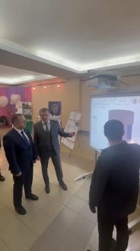 Премьеру Розенбергу показывают макет горелки для вечного огня на мемориале в Новотираспольском