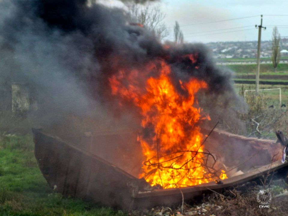 На территории школы горит мусор На территории школы горит мусор