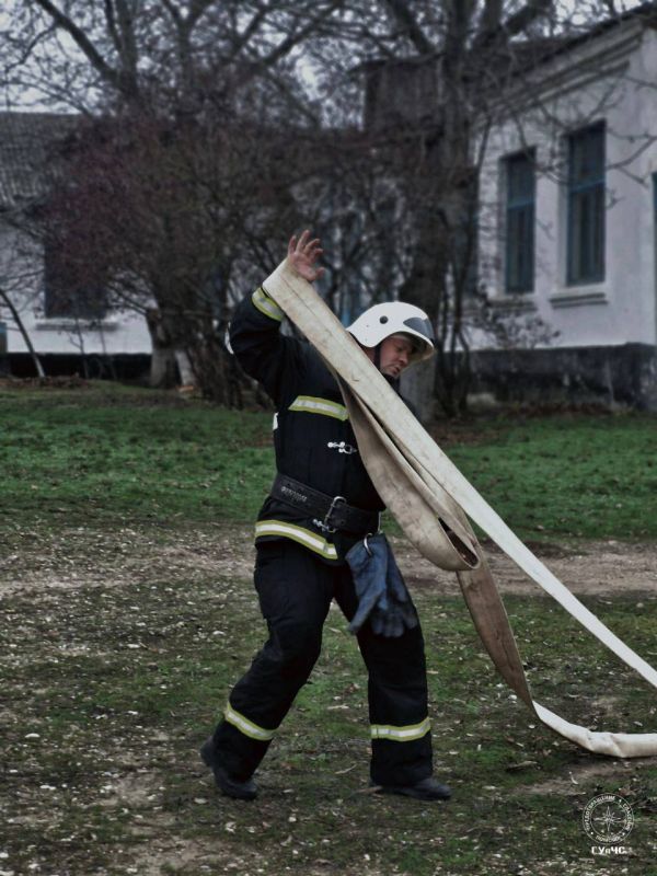 На территории школы горит мусор На территории школы горит мусор