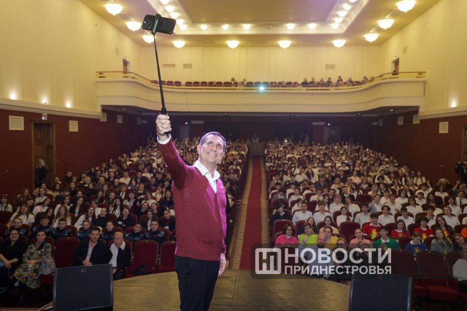 В Бендерах впервые проходит большая встреча главы города Романа Иванченко с молодёжью в формате открытого диалога