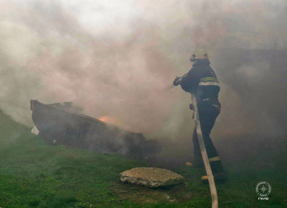 На территории школы горит мусор На территории школы горит мусор