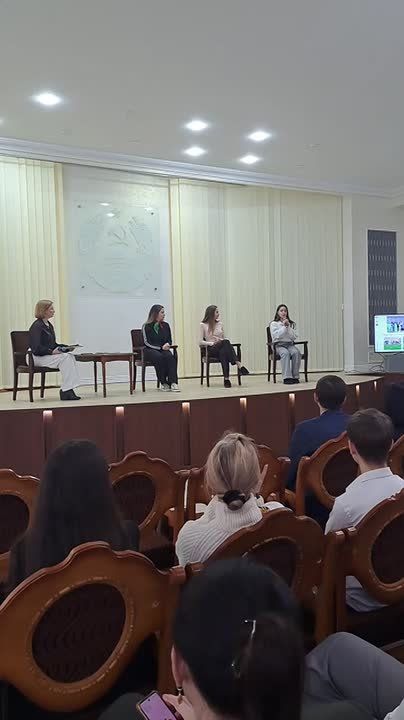 Форум ко Дню добровольца проходит во Дворце Республики