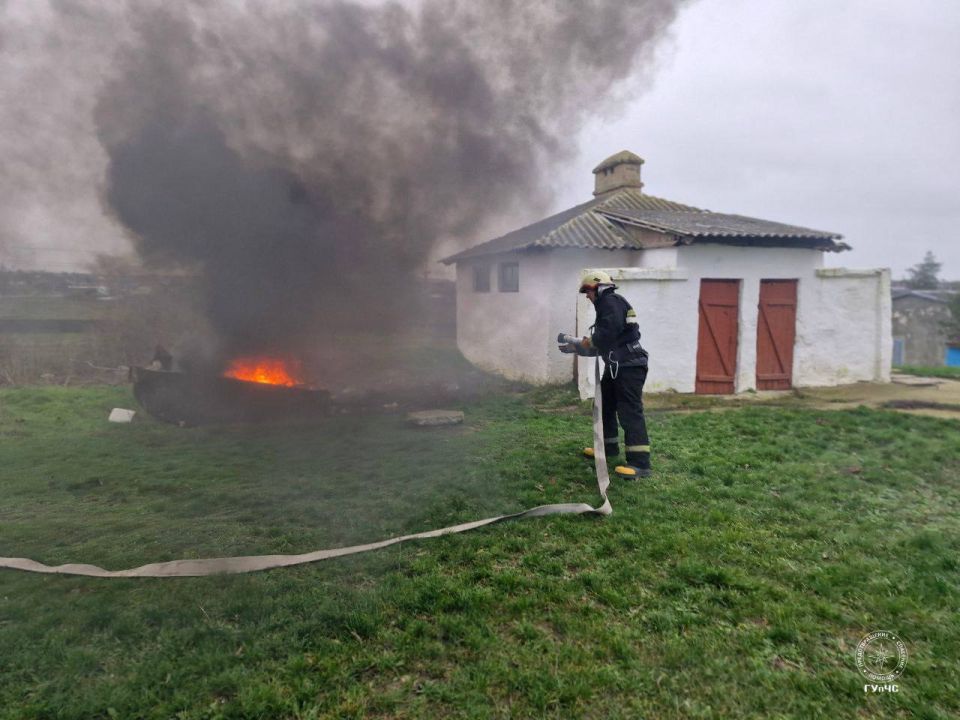 На территории школы горит мусор На территории школы горит мусор