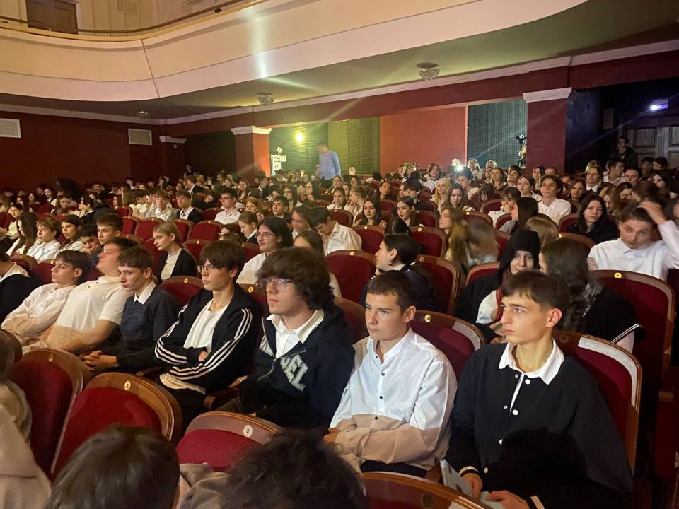 Парки и скверы. Ребята интересовались вопросом реконструкции парка «Дружбы народов», улучшением инфраструктуры в микрорайоне Липканы Парки и скверы. Ребята интересовались вопросом реконструкции парка «Дружбы народов», улучшением инфраструктуры в микрорайоне Липканы