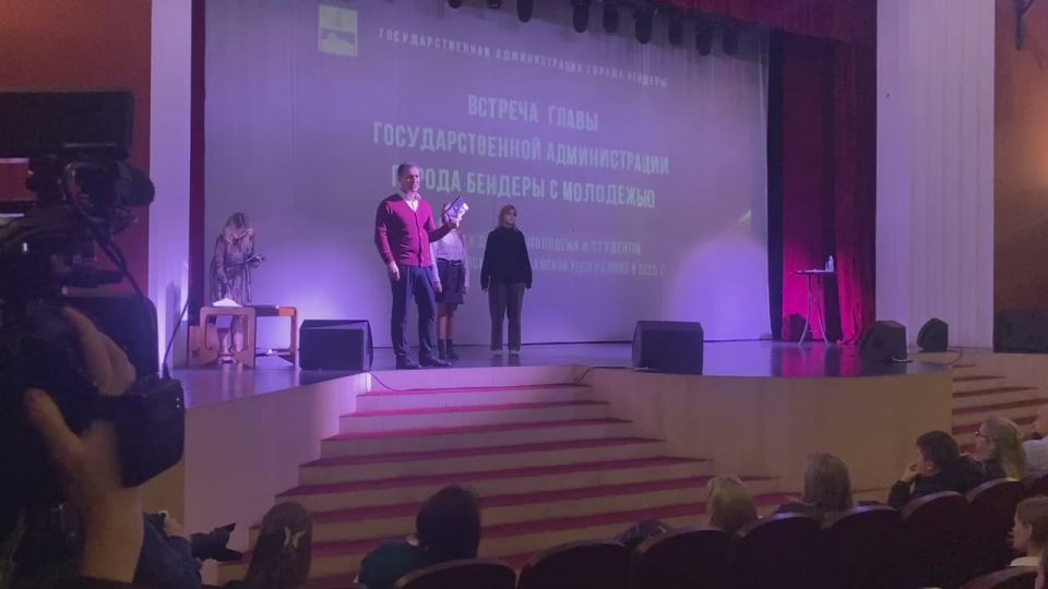 В подарок авторам лучших вопросов глава вручил книги о личностном развитии и полезных жизненных навыках