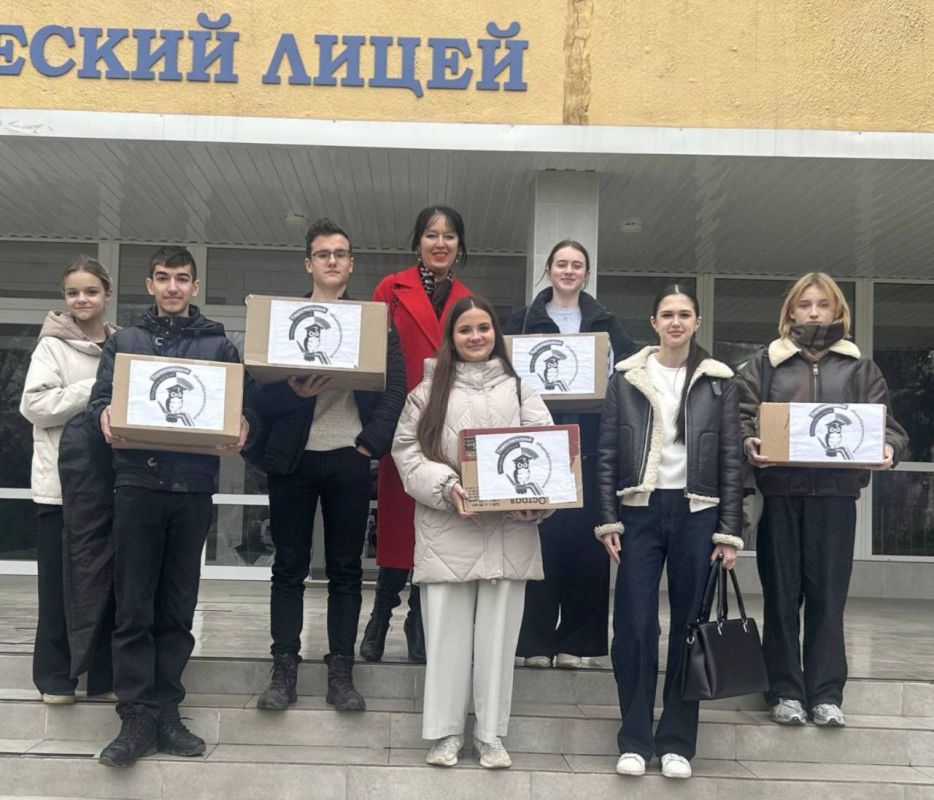 И символично, что именно в День добровольца учащиеся 10 «Б» класса — участники Международного конкурса «Евразия. Классная дружба» — лично передали часть подарков в специальную (коррекционную) школу-интернат I, II и V видов