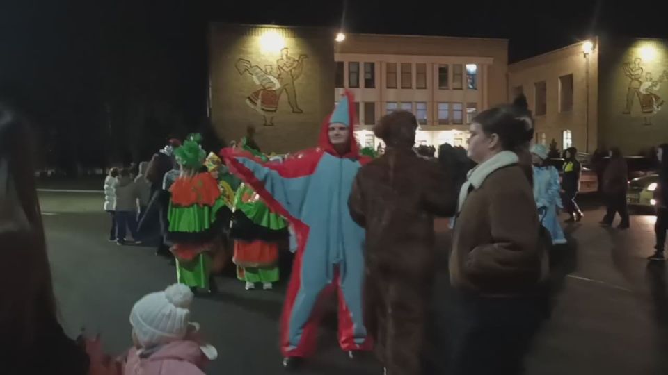 Сказка начинается! От ДК Ткаченко стартовало новогоднее шествие. Колонну возглавляют циркачи-ходулисты, а всего в празднике участвуют более 100 сказочных персонажей