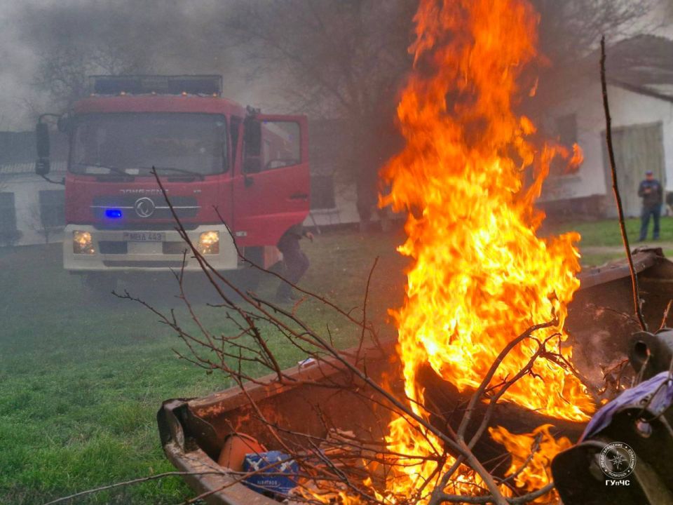 На территории школы горит мусор