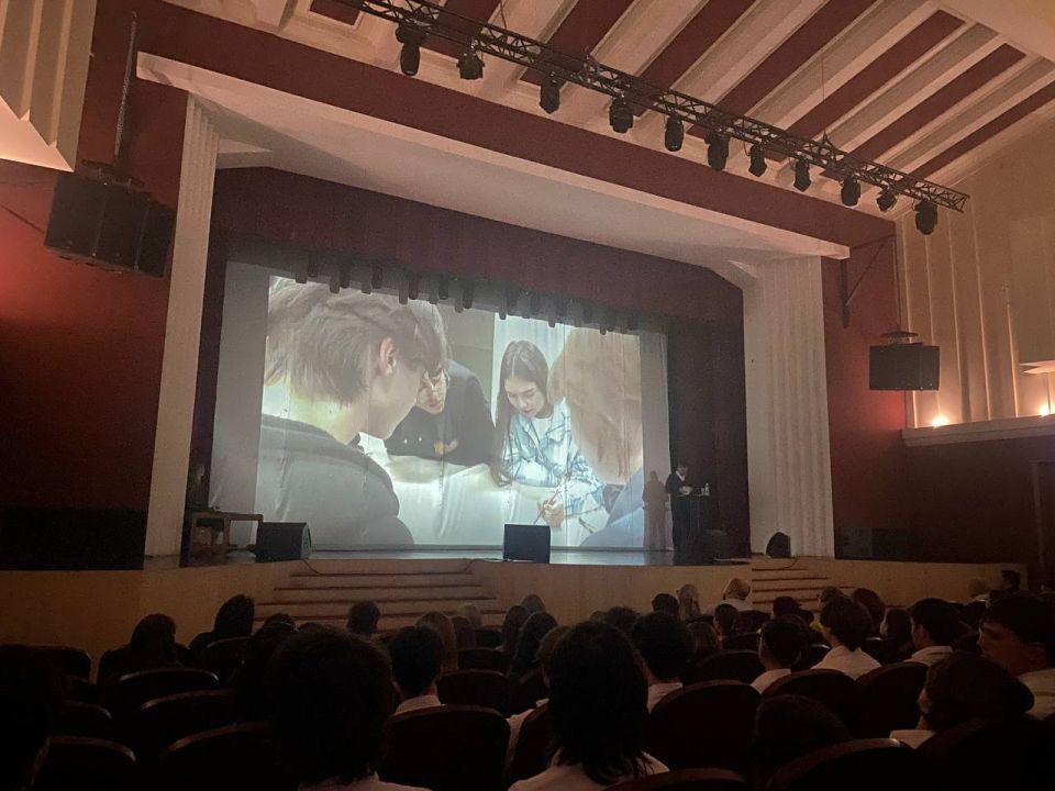 Сейчас на экране видеоролик о молодежном центре