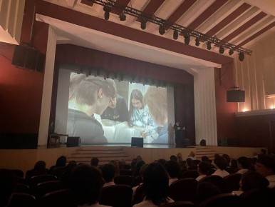 Сейчас на экране видеоролик о молодежном центре