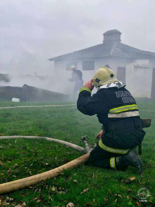 На территории школы горит мусор На территории школы горит мусор
