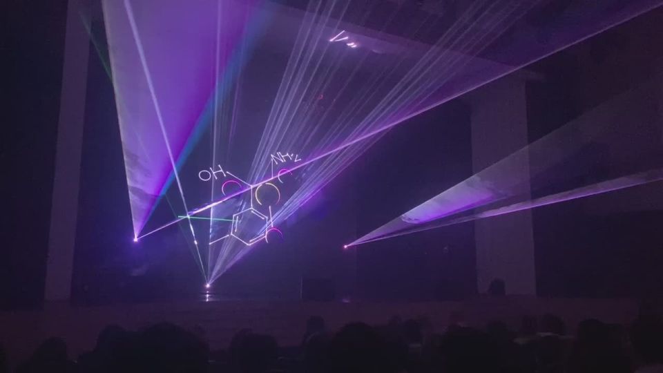 Лазерное световое шоу и экскурс в историю города