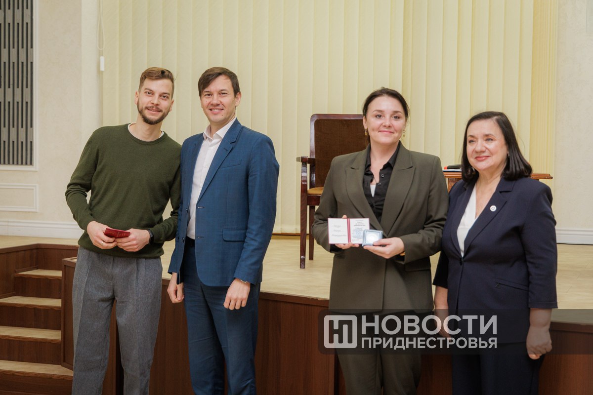 Активистов, которые собирают компьютеры для детей из малоимущих семей, наградили волонтёрскими значками Активистов, которые собирают компьютеры для детей из малоимущих семей, наградили волонтёрскими значками