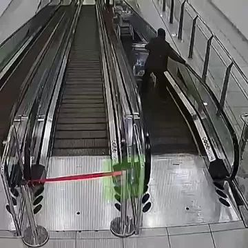 Охранник супермаркета в Челябинске решил спустить по эскалатору целый ряд тележек