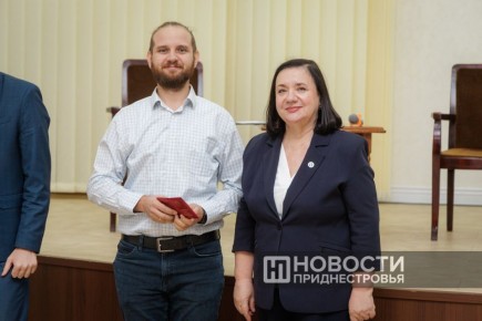 Активистов, которые собирают компьютеры для детей из малоимущих семей, наградили волонтёрскими значками