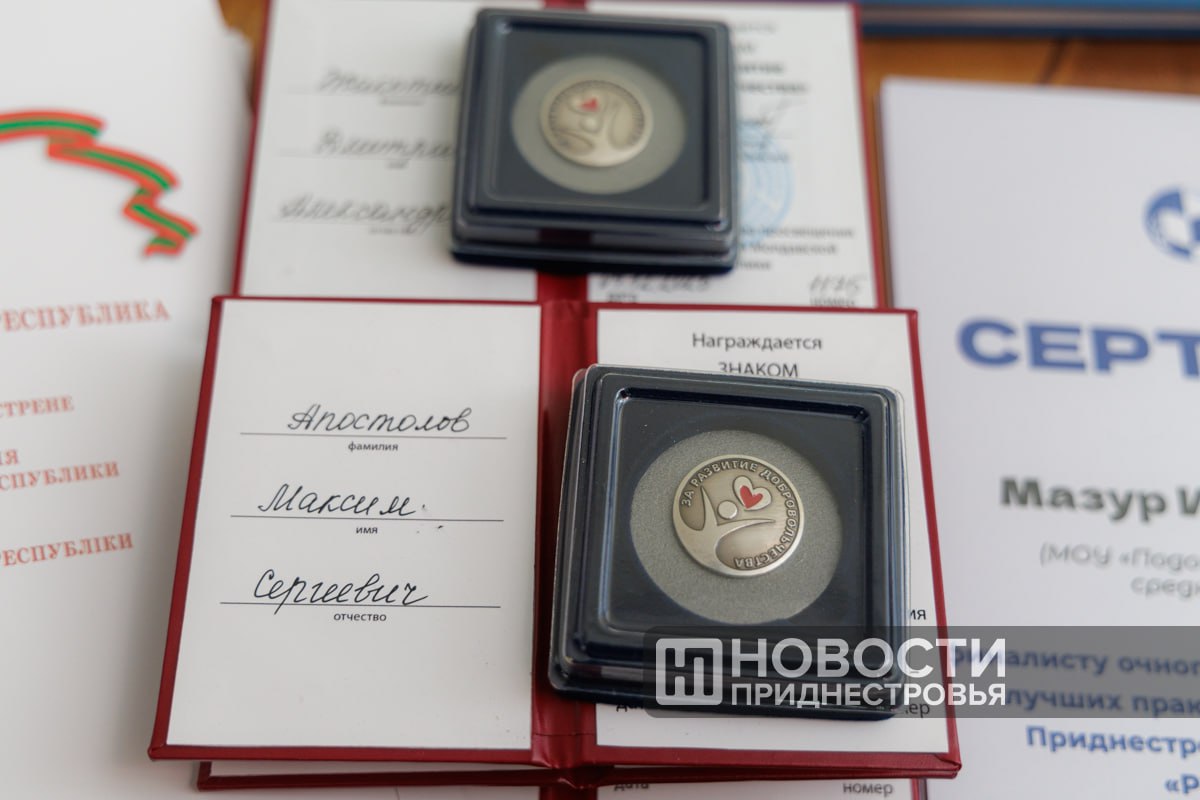 Активистов, которые собирают компьютеры для детей из малоимущих семей, наградили волонтёрскими значками Активистов, которые собирают компьютеры для детей из малоимущих семей, наградили волонтёрскими значками