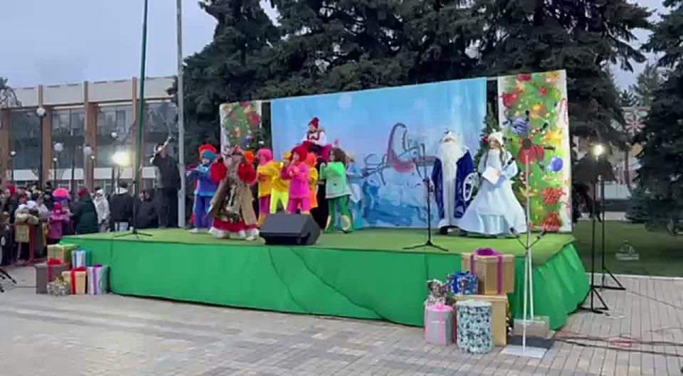 Несмотря на холодную декабрьскую погоду, на площади сейчас по-настоящему тепло и светло