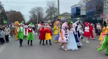 Вчера в Рыбнице праздничными огнями засверкала главная ёлка города