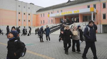 Только трое детей на этом фото в светлых куртках