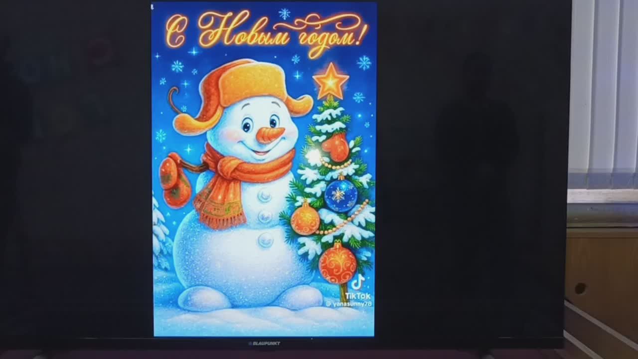 Не только игрушки. На выставке «Ёлка моего детства» посетители могут увидеть чёрно-белые фотографии с новогодних утренников в ДК Ткаченко и коллекцию старинных открыток