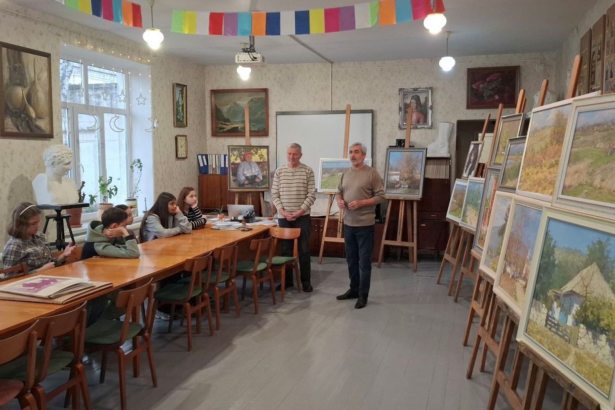 В Слободзее в Слободзейской детской художественной школе прошла творческая встреча с председателем Союза художников ПМР Сергеем Пановым В Слободзее в Слободзейской детской художественной школе прошла творческая встреча с председателем Союза художников ПМР Сергеем Пановым