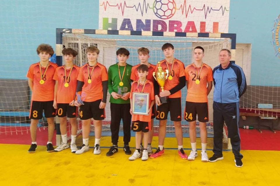 Команда Чобручской спортшколы №4 стала лидером первого тура чемпионата по гандболу