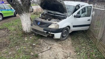 В селе Карагаш водитель «Дачии» не справился с управлением, выехал с дороги и врезался в дерево, после чего машину отбросило в забор