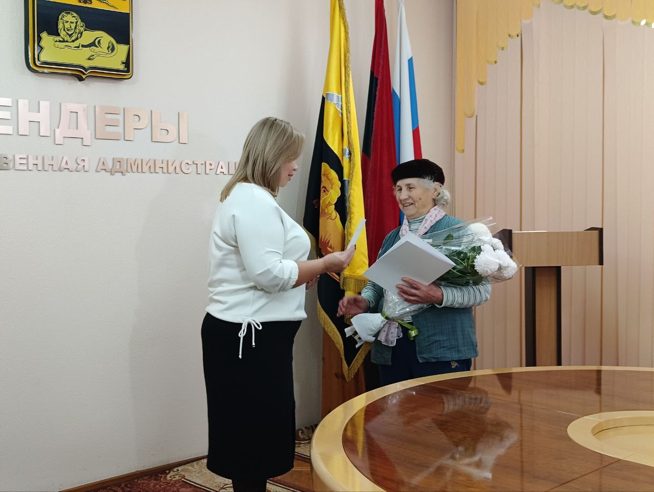 Председатель общественной организации «Союз женщин в защиту Приднестровья г. Бендеры» Екатерина Гончарова отмечает 85-летний юбилей и принимает поздравления от руководства государственной администрации города Бендеры