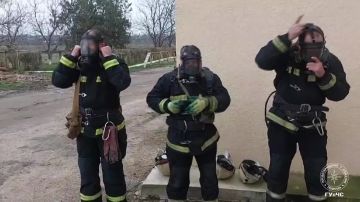 В Григориопольской пожарной части огнеборцы провели учебные занятия: в задымлённом помещении в специальных дыхательных аппаратах они отыскали условного пострадавшего и потушили учебный пожар